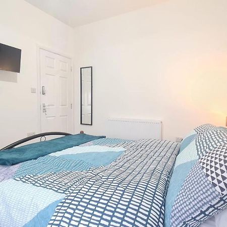 Spacious Room In Manor Park London Kültér fotó